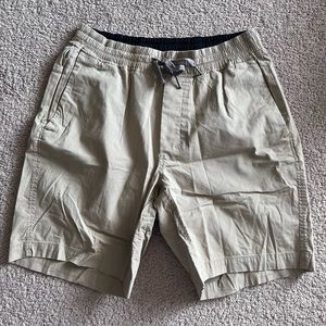 Lululemon men’s summer shorts in khaki